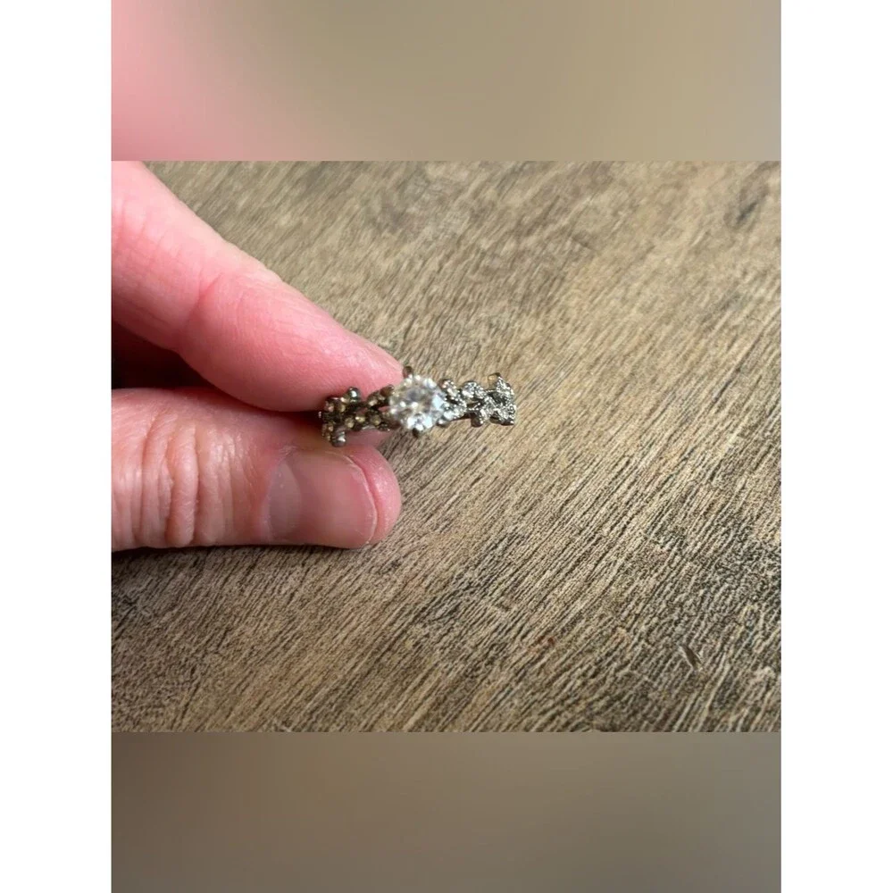 Fashion jewelry women’s size 10 metal and rhinestone secret garden style ring